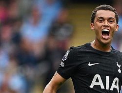 Brennan Johnson Jadi Ancaman Tottenham untuk Dua Klub Manchester