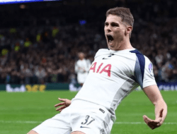 Manchester United Incar Bek Tottenham di Tengah Situasi Sulit